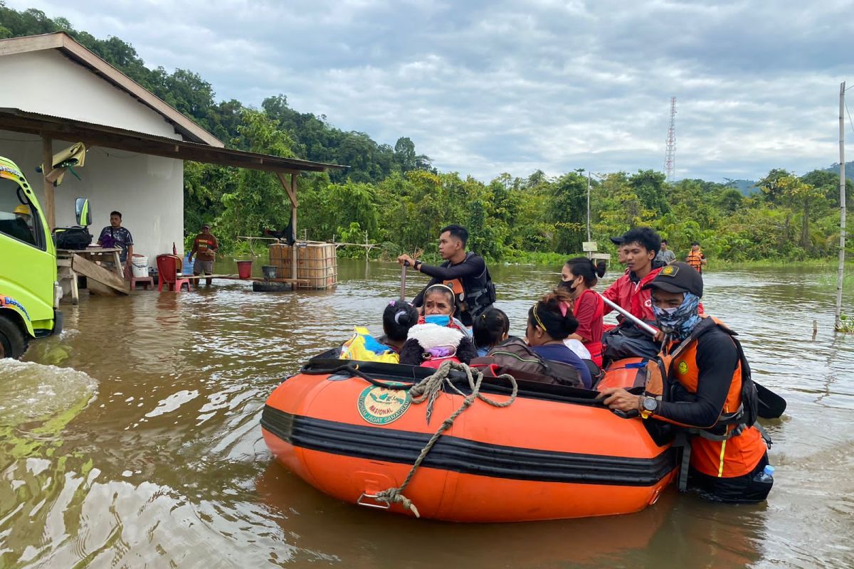 Banjir memaksa puluhan keluarga mengungsi di Morowali Utara, Sulteng