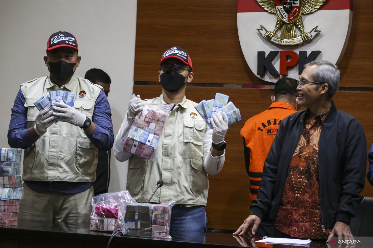 KPK pelajari kasus Bupati Meranti agunkan Kantor Bupati