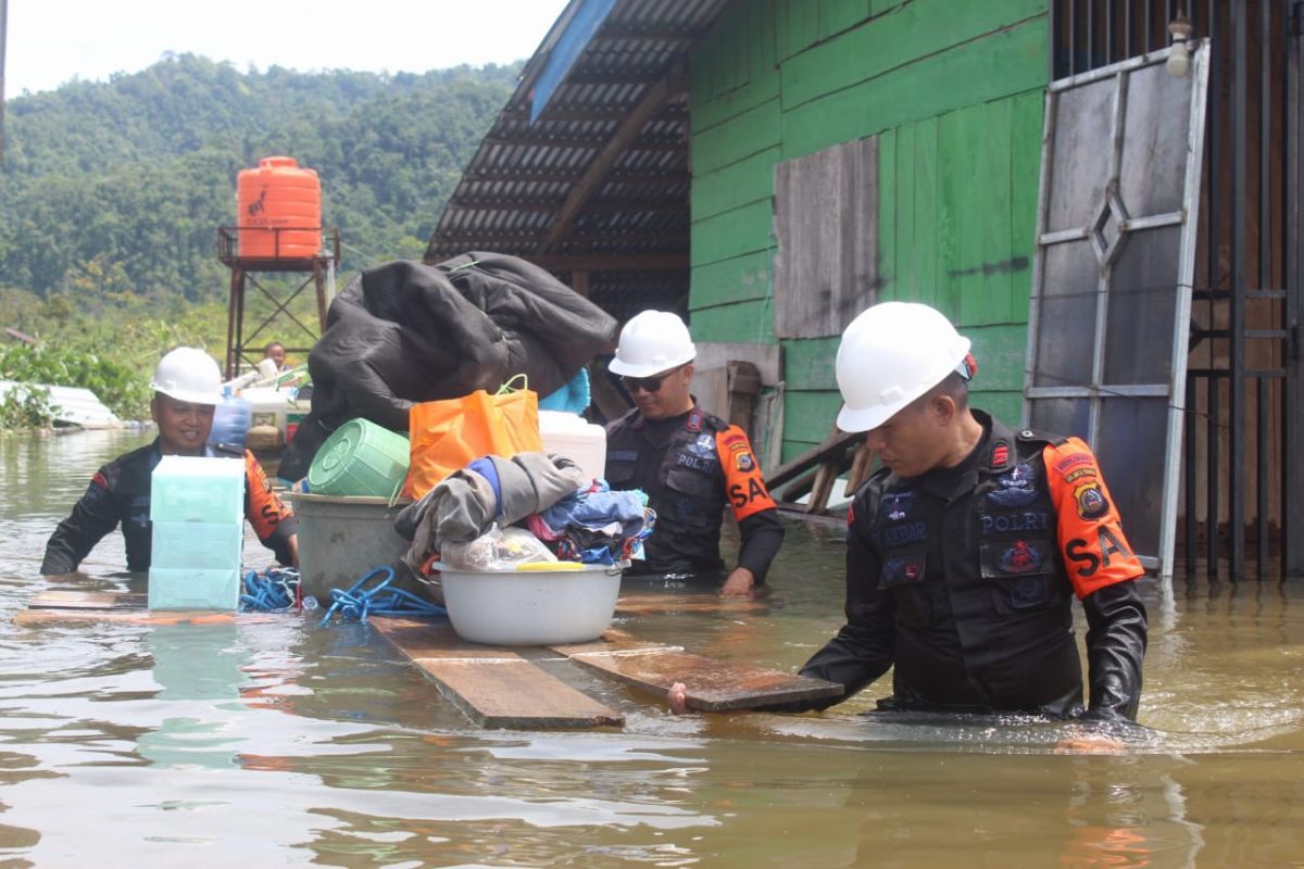 SAR lakukan patroli bantu warga terdampak banjir di Morut