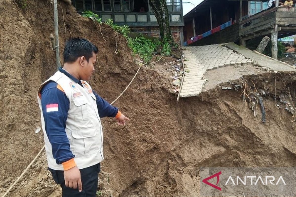 Belasan bangunan di Muba diterjang puting beliung dan tanah longsor