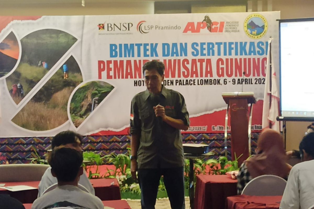 Balai TNGR memberikan pelatihan bagi pemandu wisata Gunung Rinjani