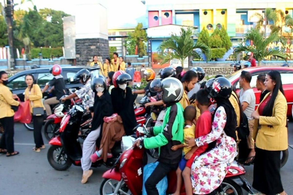 Di Kendari, mahasiswa Hindu berbagi takjil buka puasa wujud toleransi