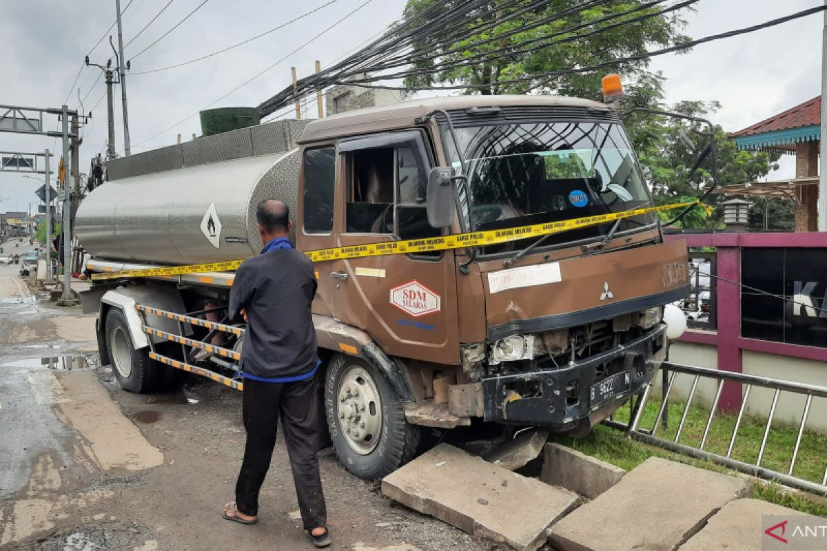 Tiga orang tewas dalam kecelakaan truk tangki dan sepeda motor