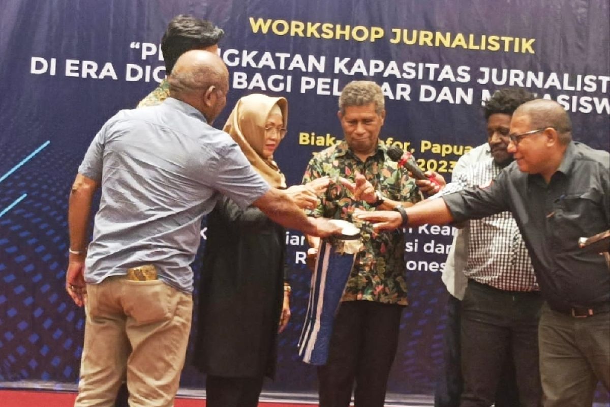 Kementerian Kominfo-IJPN Papua bekali 100 mahasiswa Biak ilmu jurnalistik