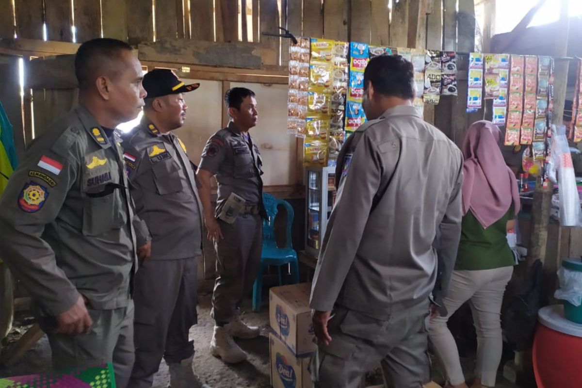 Warung makan di Pasar Renteng Praya buka saat puasa, Satpol PP obrak-abrik