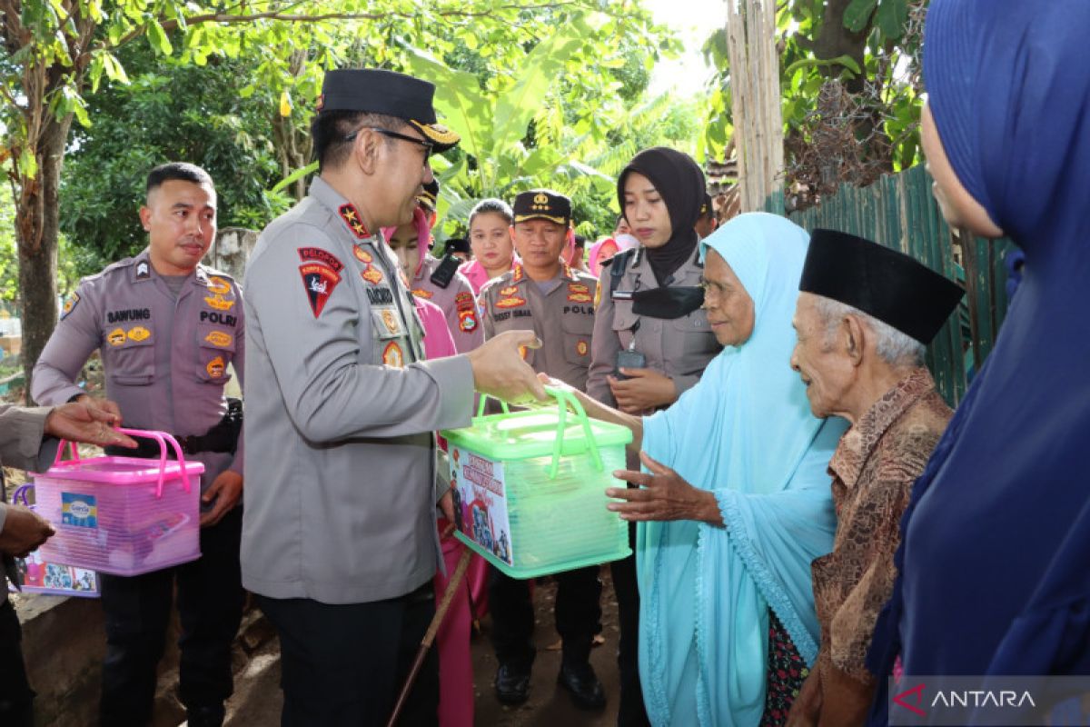 Kapolda NTB kunjungi warga terdampak banjir di Kota Bima