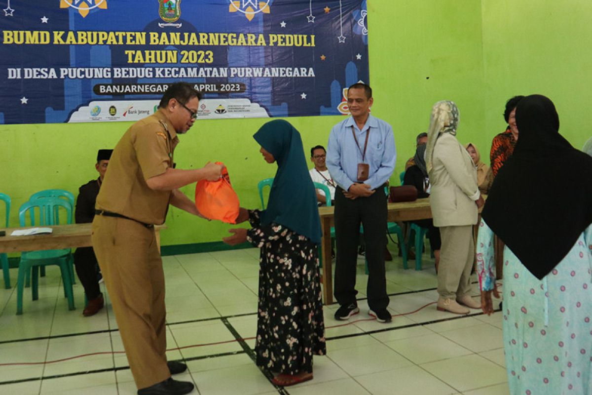 Bupati Banjarnegara serahkan 275 paket sembako bantuan BUMD Peduli