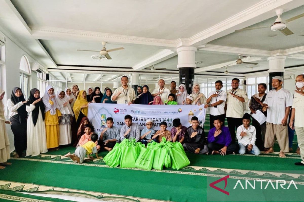 Bandara SSK II Pekanbaru salurkan bantuan bagi warga sekitar