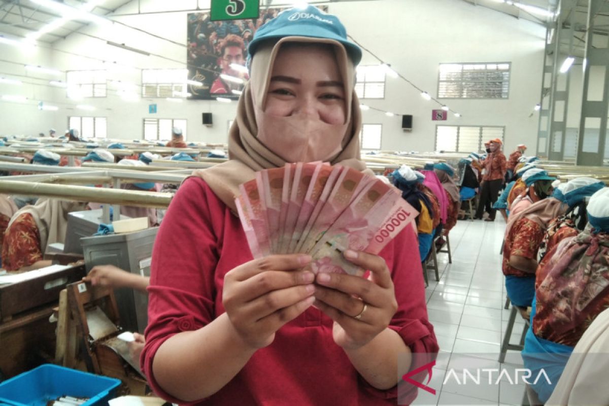 Pekerja perusahaan rokok di Kudus mulai terima THR