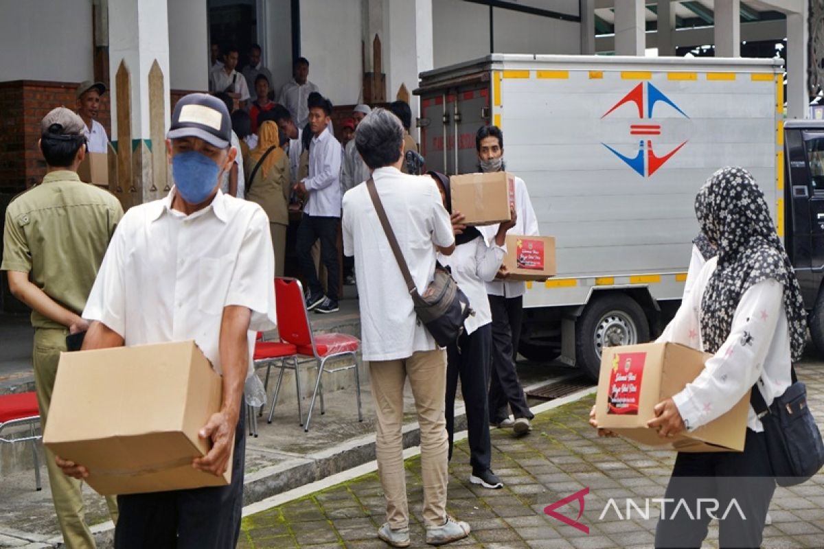 Pemkab Boyolali bagikan ratusan sembako Lebaran untuk buruh  gendong