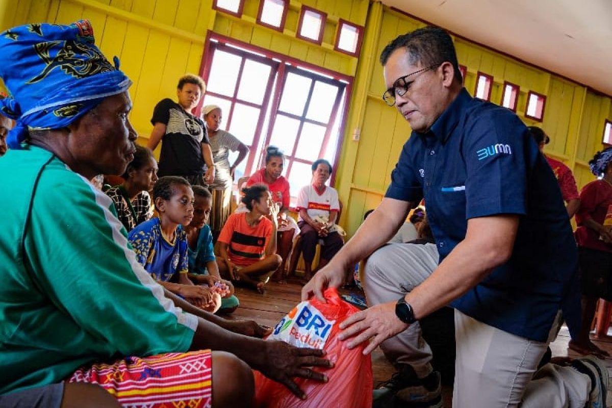 BRI Regional Jayapura bagikan 1000 paket sembako kepada warga