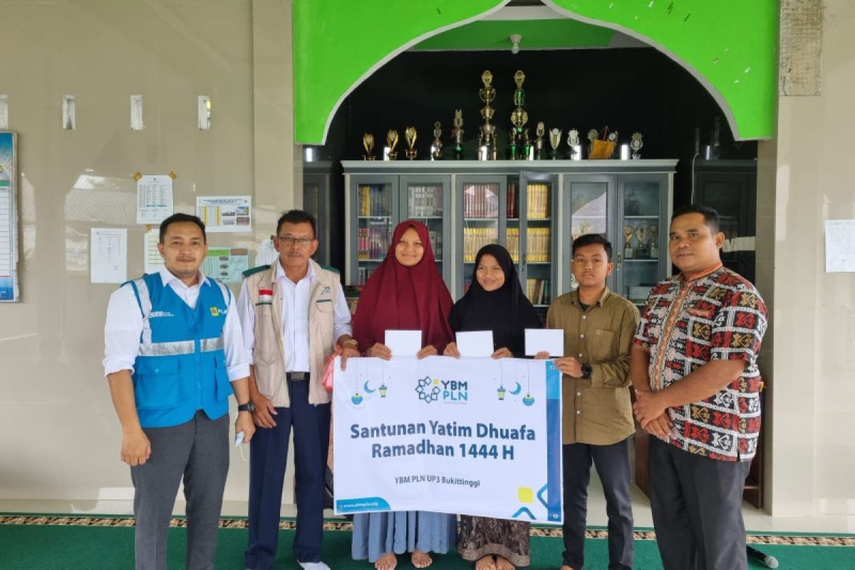 Peduli yatim dhuafa, PLN Bukittinggi salurkan bantuan ke 6 yayasan dan panti asuhan