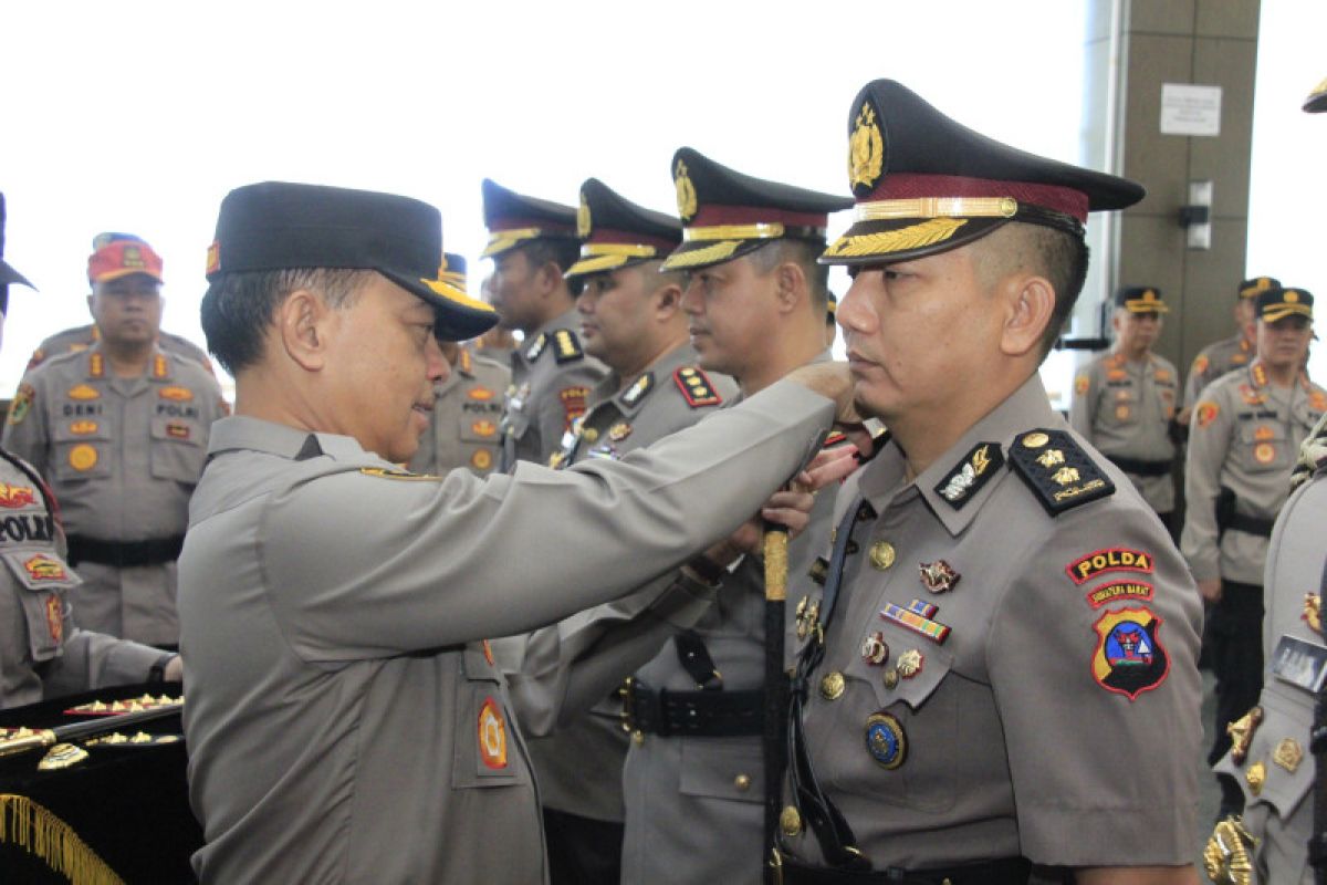 Kapolda Sumbar lantik direskrimsus dan dua kapolres