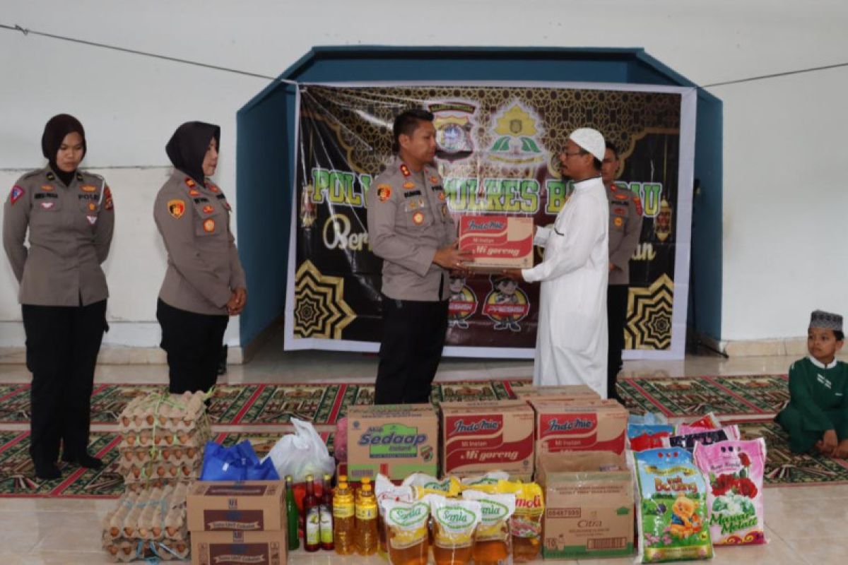 Polwan Polres Baubau menyalurkan bantuan sembako di pondok pesantren