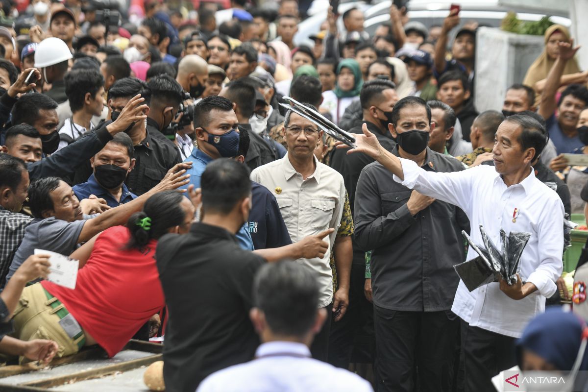 Hoaks! Nomor WhatsApp mengatasnamakan Presiden bagikan bansos Rp15 juta