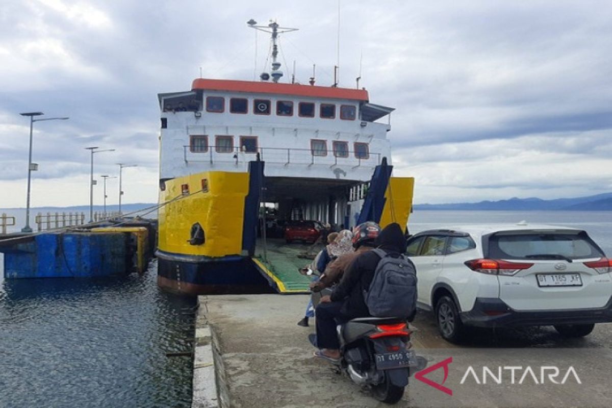 Tiga kapal feri pelabuhan Amolengo Konawe Selatan disiagakan untuk arus mudik