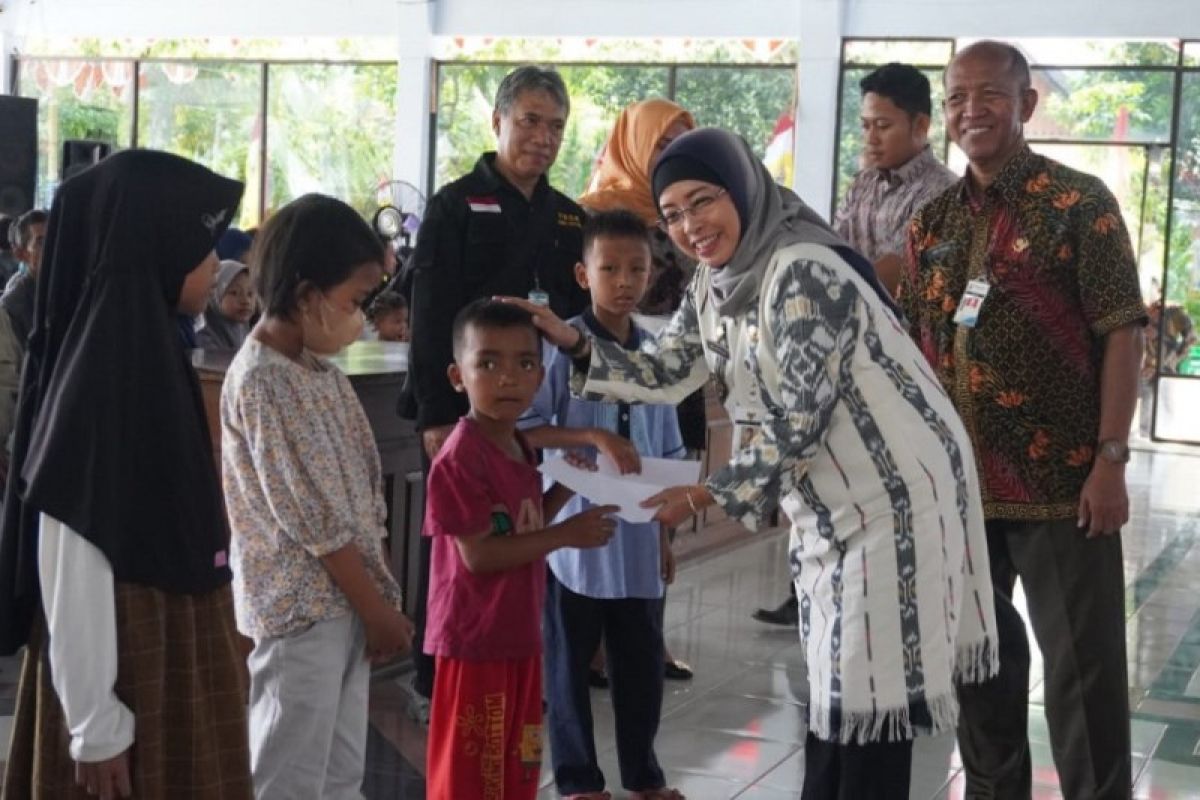 Pemkab Batang salurkan bansos  untuk 1.500 anak yatim