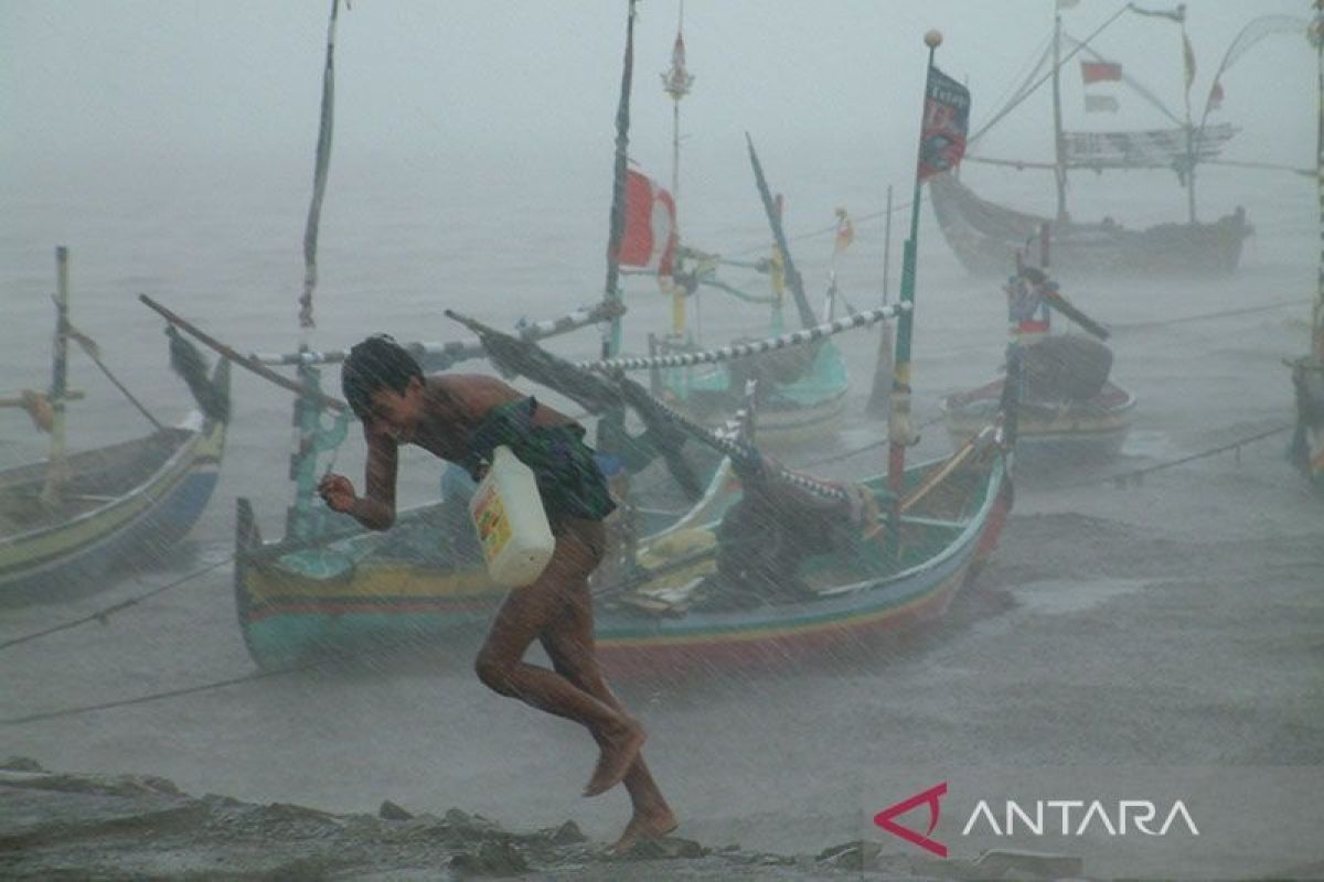 BMKG ingatkan potensi hujan lebat dan angin kencang di sebagian wilayah Indonesia