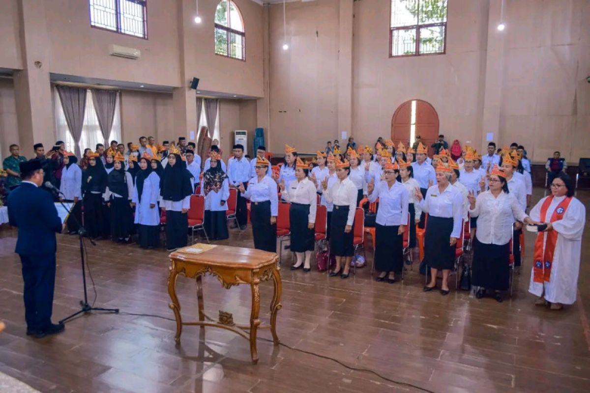 Bupati Morut lantik kepala-kepala sekolah dan ingatkan tugas utama guru mencerdaskan anak didik