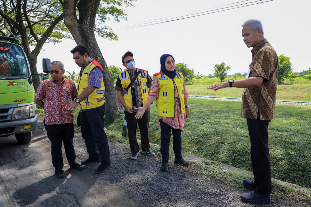 Jelang arus mudik, Ganjar cek perbaikan jalur Pantura Jateng