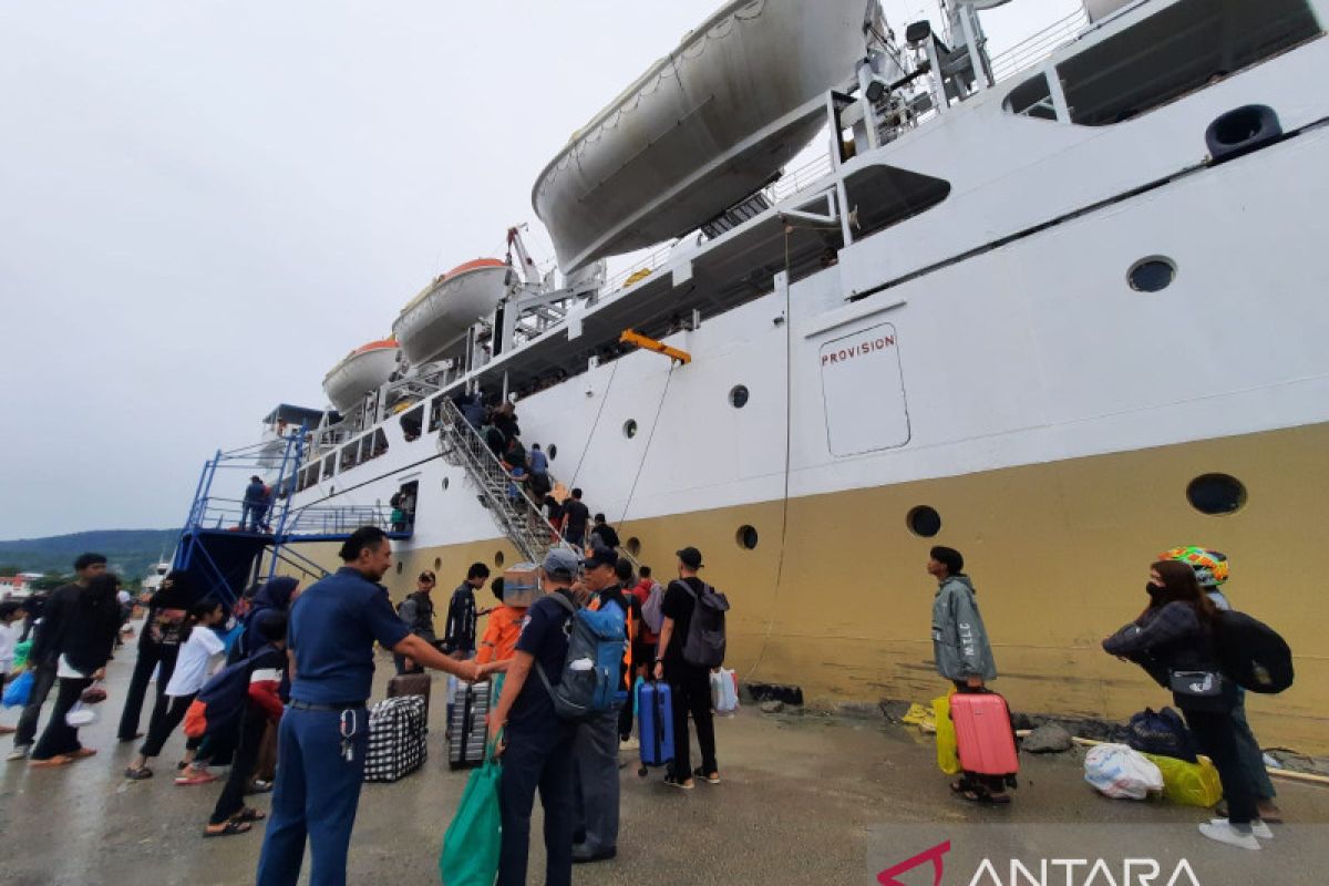 Pelayaran KM Tilongkabila dari Luwuk menuju Kendari dipadati pemudik Lebaran