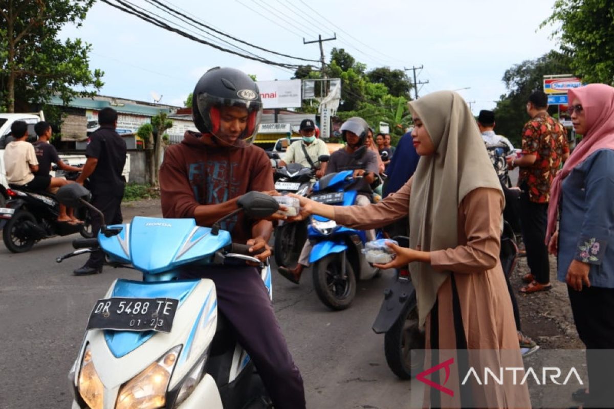 Rumah Sakit Mandalika NTB bagikan ratusan takjil gratis