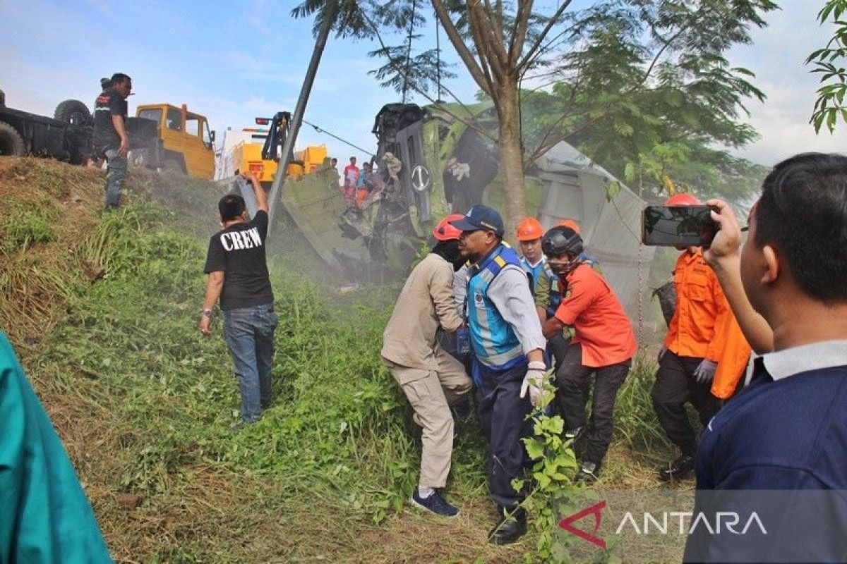 Enam korban meninggal kecelakaan beruntun di Tol Boyolali berhasil dievakuasi