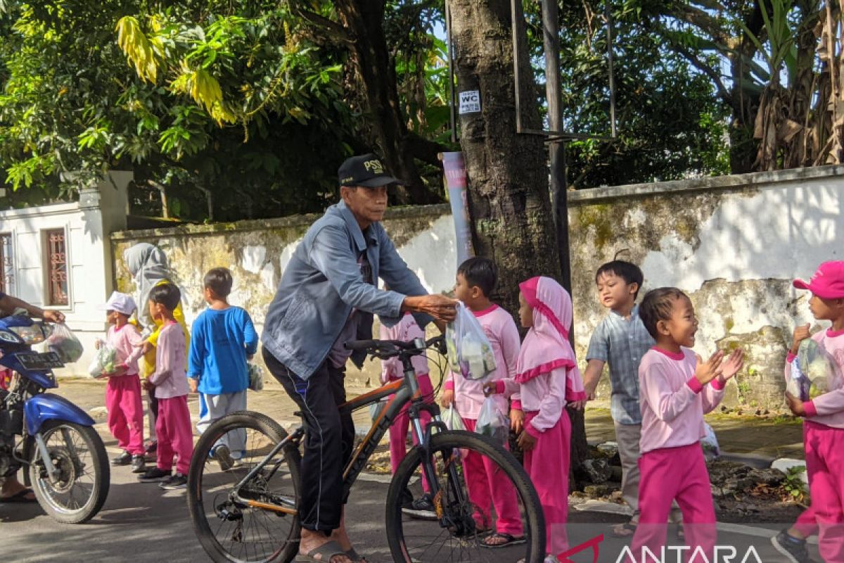 Seratusan  pelajar TK di Kudus diajarkan bersedekah sayuran