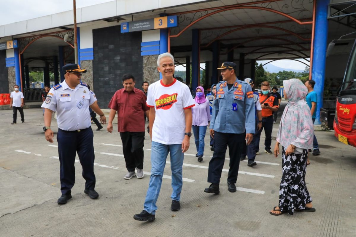 Info Mudik - Ganjar pantau arus mudik di Terminal Bawen