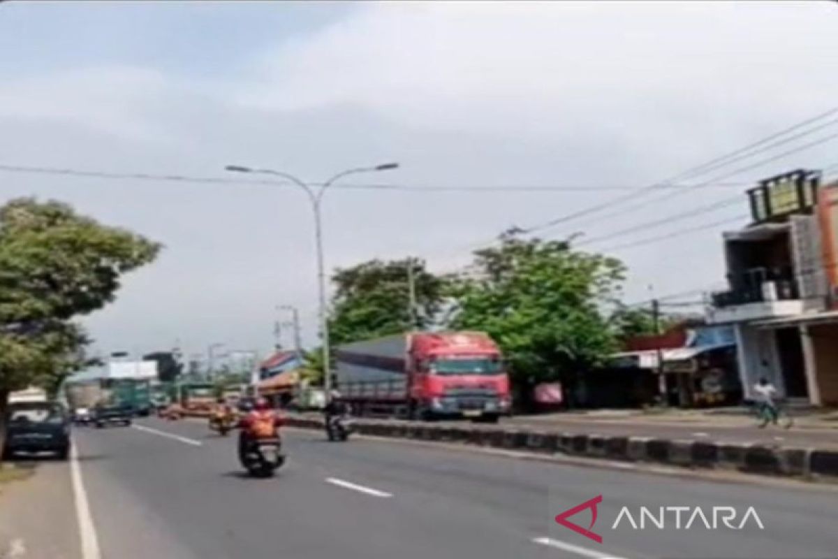 Lalu lintas kendaraan jalur pantura Pekalongan-Batang ramai lancar