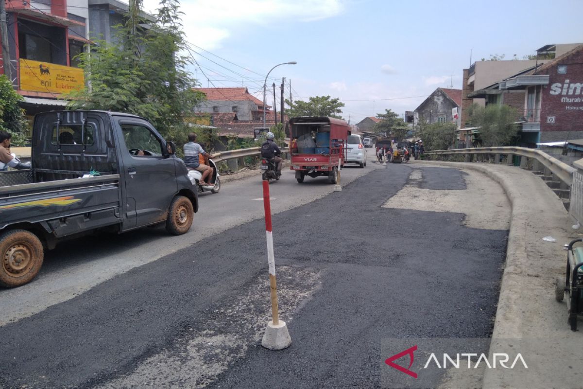 Jalan Jembatan Juwana Pati yang lama diperbaiki guna sambut pemudik