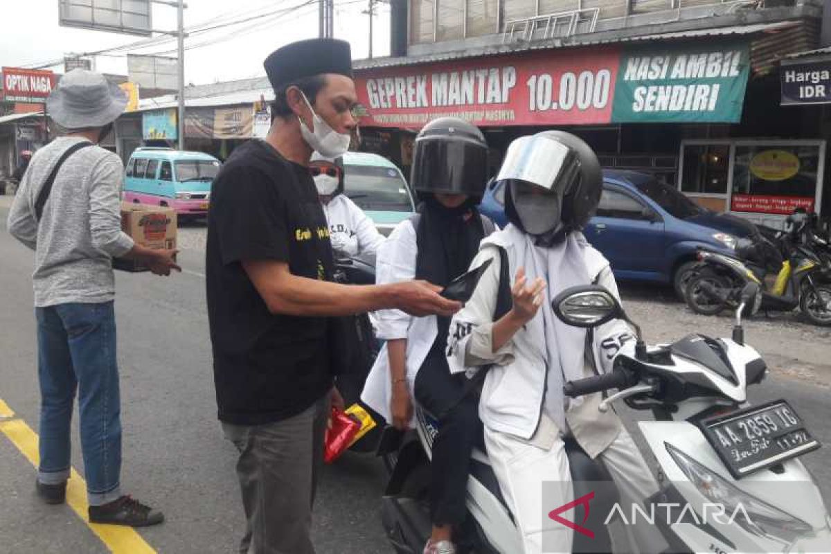 Petani Temanggung bagikan kopi kepada pemudik di Secang