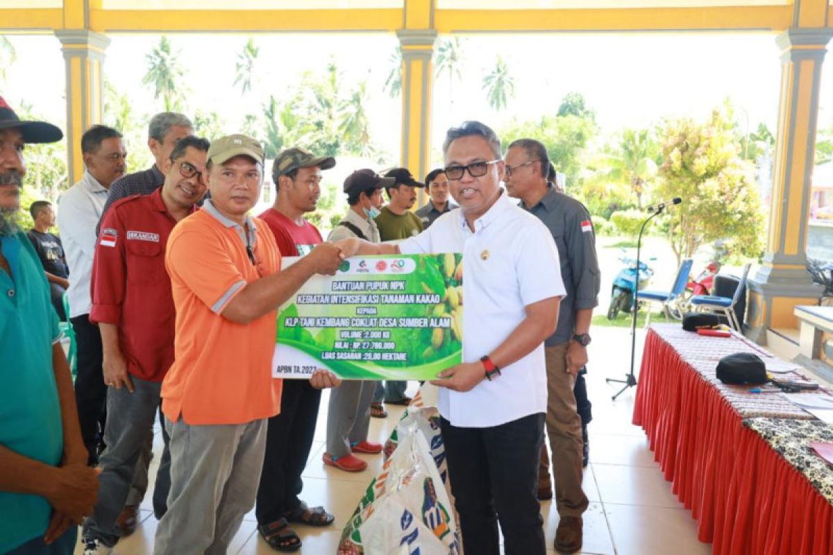 Pemkab Luwu Timur serahkan bantuan 10 ton pupuk NPK