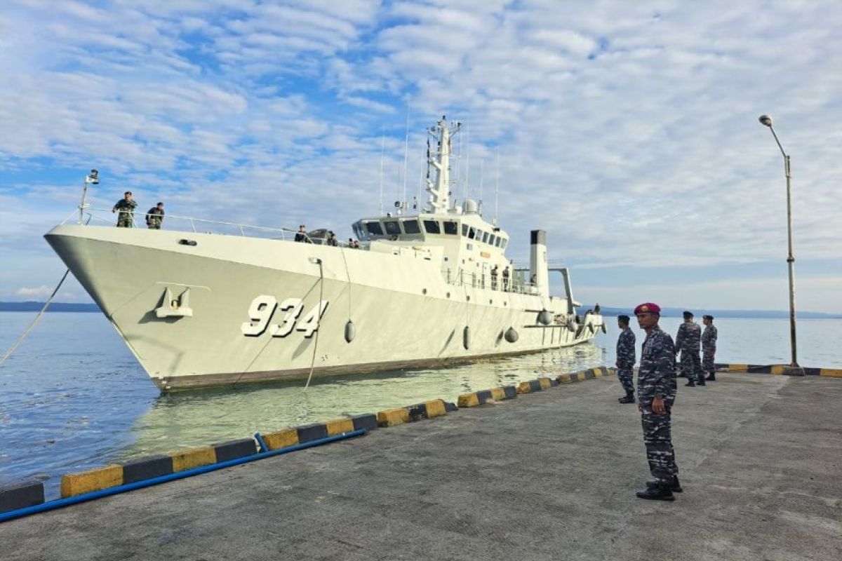 KRI Spica-934 sandar di Dermaga Pelabuhan Murhum Baubau