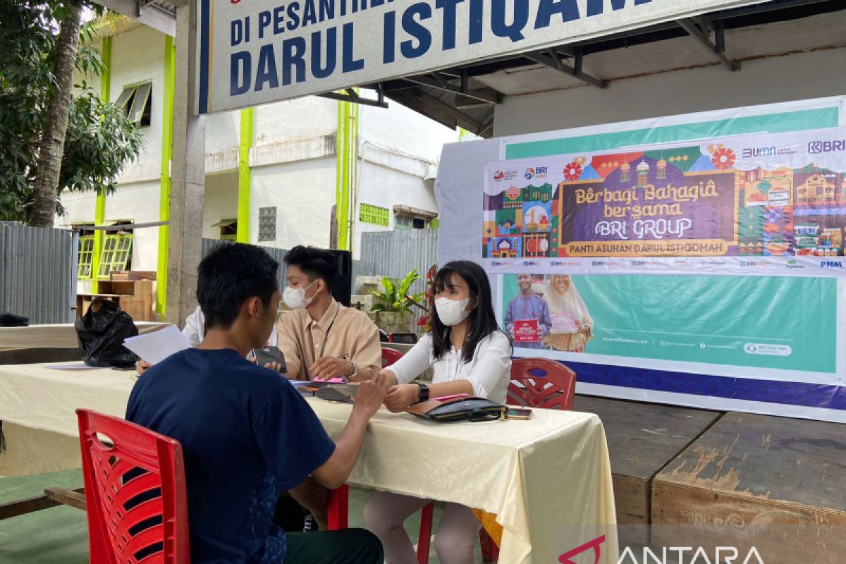 BRI Manado bagikan tabungan bagi anak yatim tingkatkan literasi keuangan