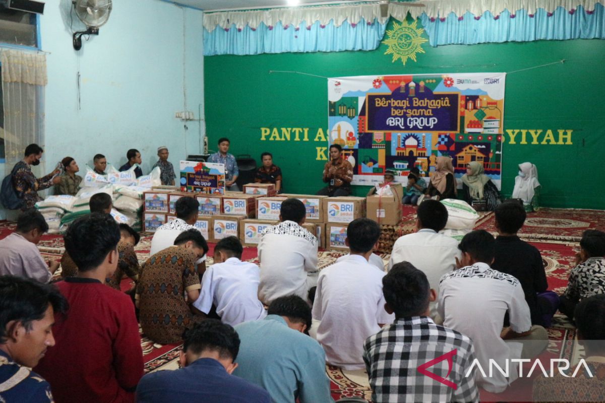 Berbagi Bahagia, BRI Regional Office Padang Bagikan Berbagai Macam Paket Sembako & Santunan Anak Yatim