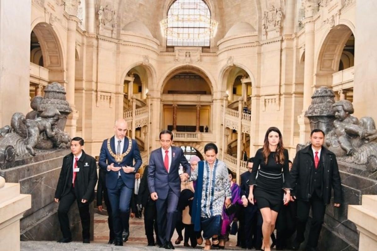 Presiden Jokowi dan Ibu Negara Iriana Joko Widodo kunjungi Balai Kota Hannover Jerman