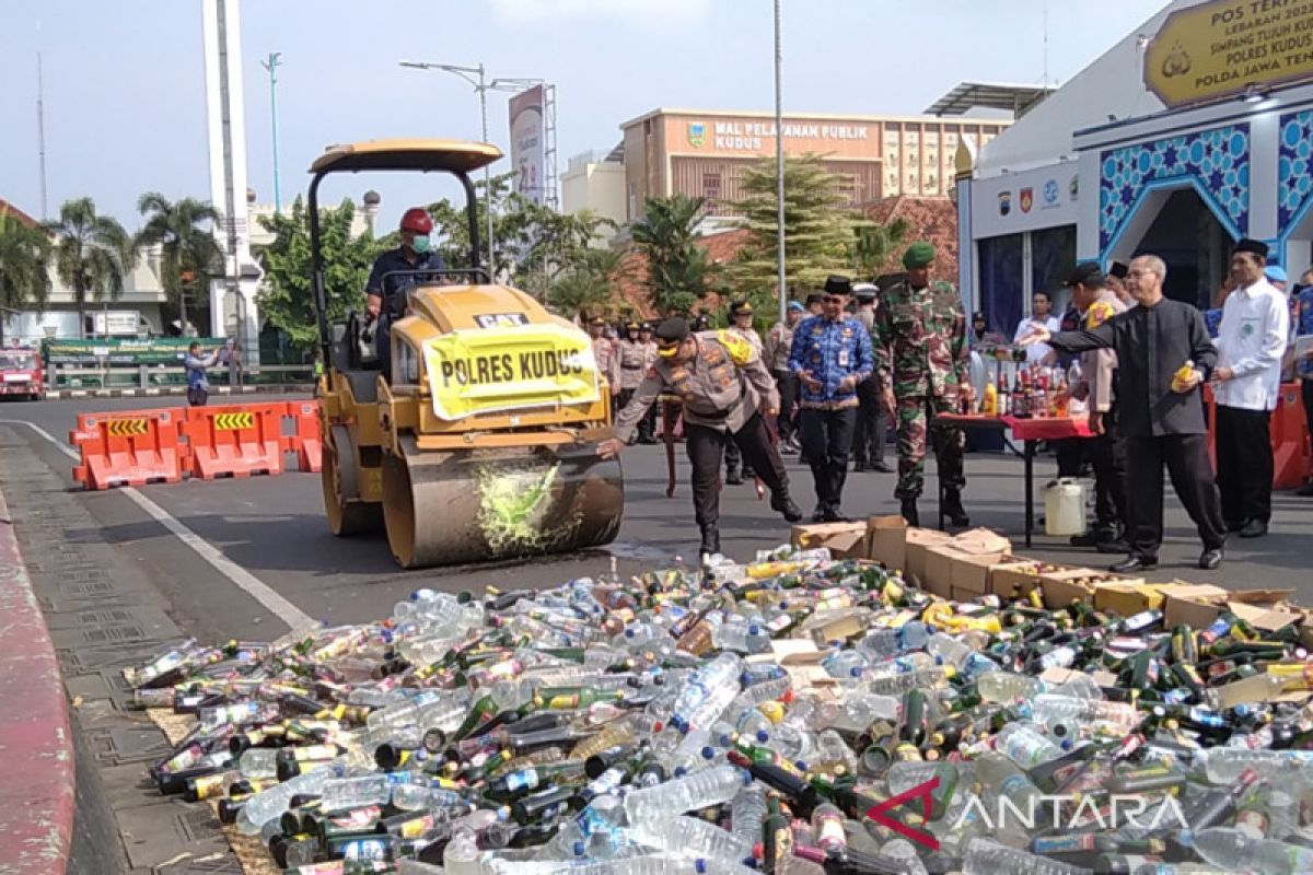 Polres Kudus musnahkan ribuan botol minuman keras