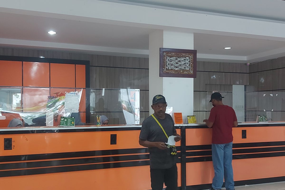 Arus Mudik-Kantor Pos Jayapura tetap buka melayani pengiriman paket saat lebaran