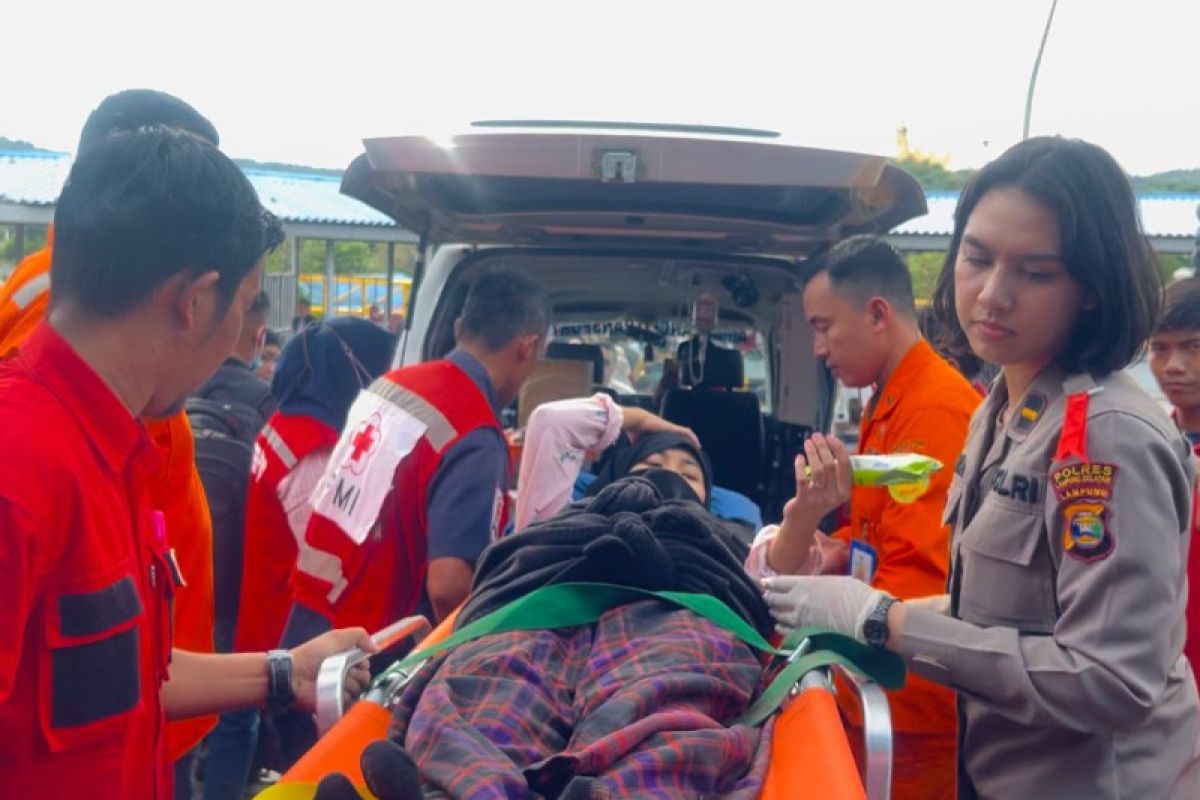 Petugas bantu ibu hamil mengalami pendarahan di dalam kapal saat mudik