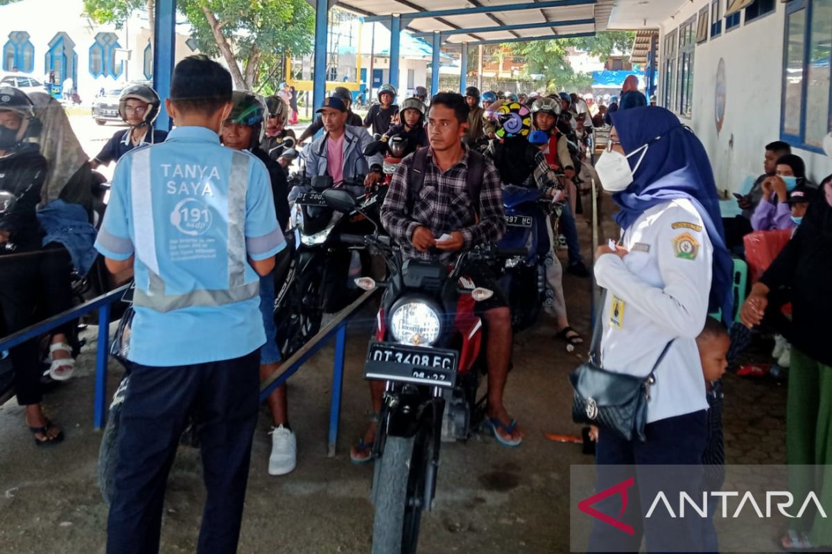 Arus mudik: Kendaraan di Pelabuhan Feri Baubau-Waara padat merayap