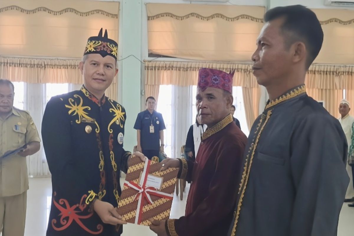 Bupati Gunung Mas minta para damang bersinergi dalam pembangunan