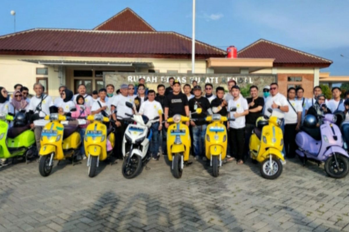 Bupati Kendal "Ngabuburide" bareng Komunitas Motor Listrik