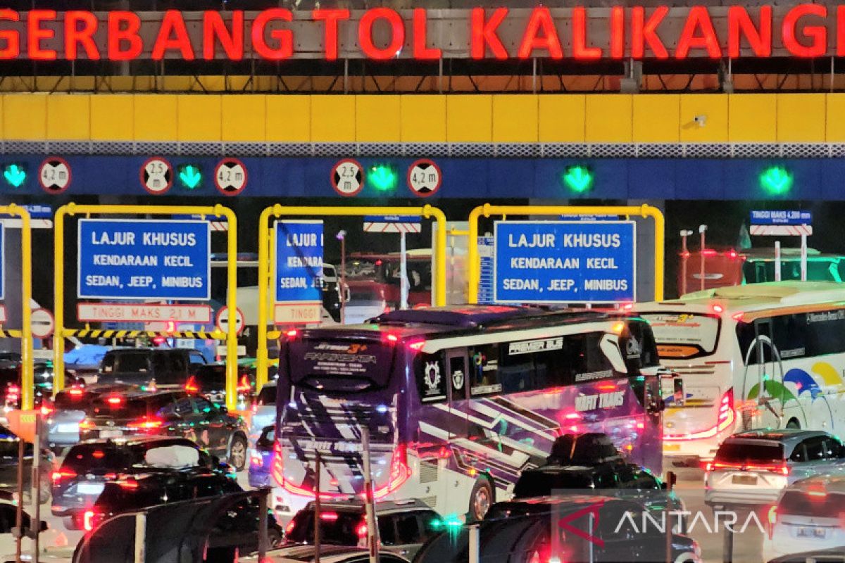 Antrean kendaraan di gerbang Kalikangkung padat