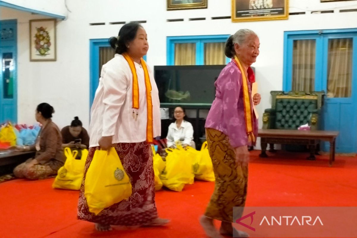 Keraton  Surakarta bagi zakat fitrah kepada ratusan abdi dalem