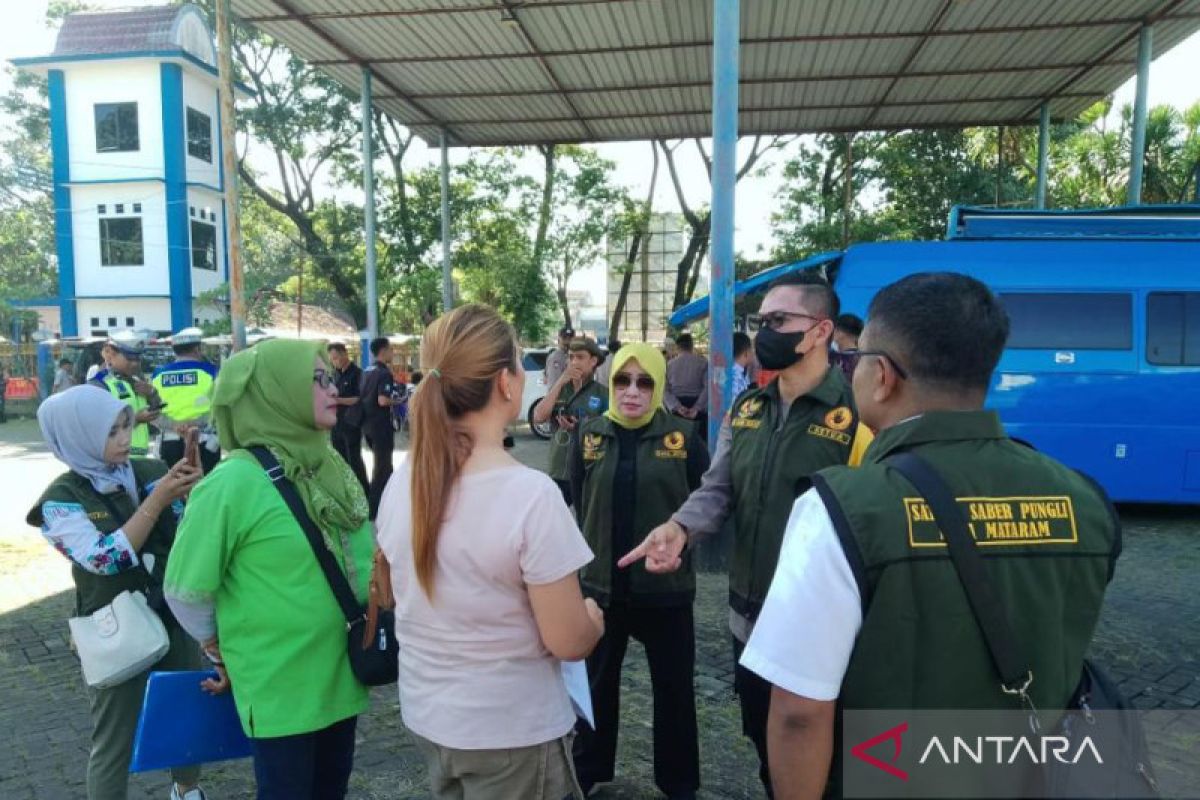 Tim Saber Pungli Mataram mengecek penjualan tiket bus di Terminal Mandalika