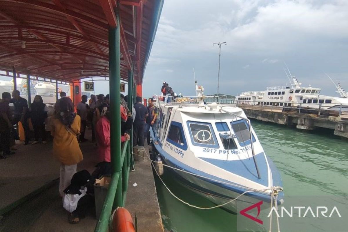 Pemudik rela antre berjam-jam demi dapat tiket kapal di pelabuhan Sri Bintan Pura