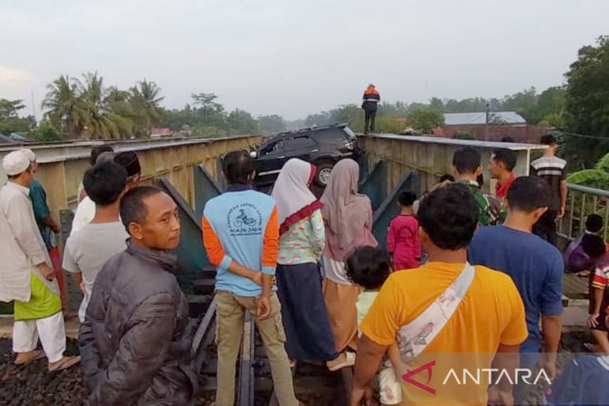 Sebuah mobil penumpang  masuk jalur rel kereta api di Sumpiuh