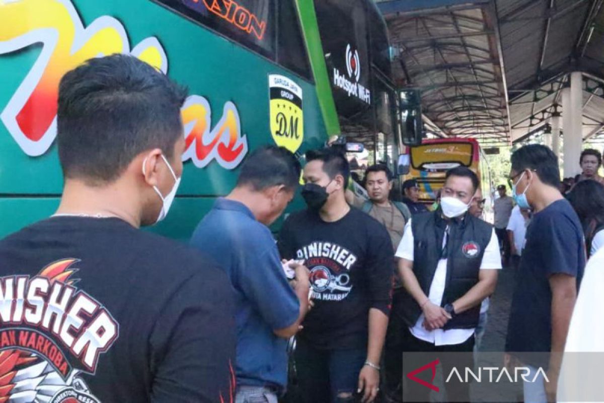 Polisi mengecek urine pemudik di Terminal Mandalika