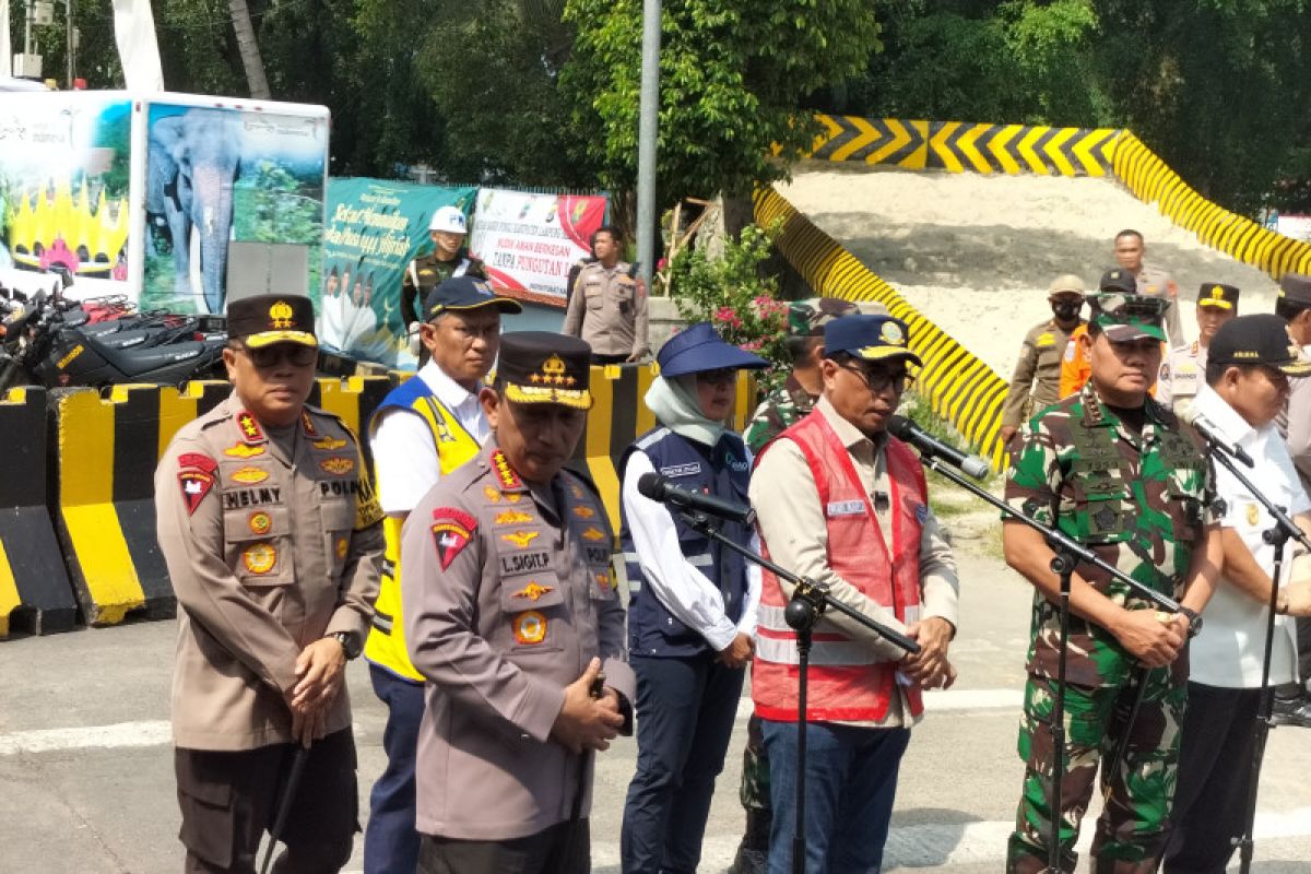 Kapolri, Panglima TNI dan Menhub memantau arus mudik di Pelabuhan Bakauheni